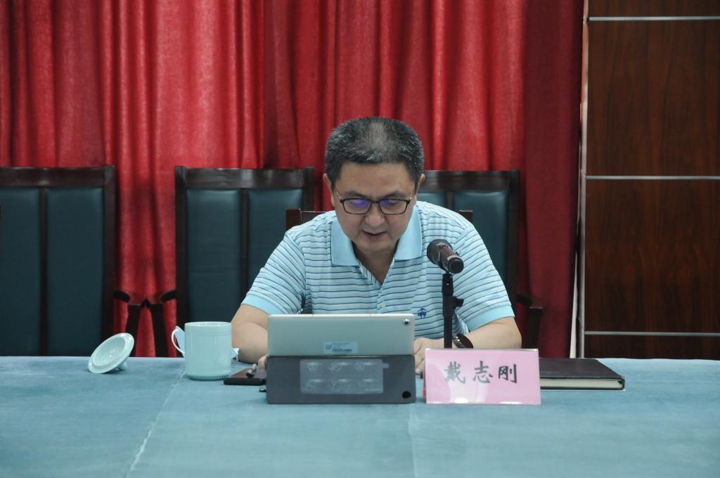 戴志刚指出,过去一年,学院各直属党支部突出政治建设