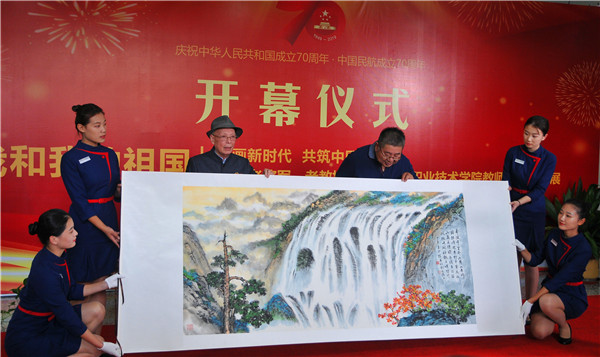 陈英明教授向上海民航职业技术学院捐赠书画长卷(吴秀山摄).jpg 陈英明教授向上海民航职业技术学院捐赠书画长卷(吴秀山摄).jpg