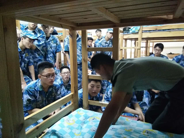 新生军训维修系开展宿舍内务大练兵活动 (2)_副本.jpg 新生军训维修系开展宿舍内务大练兵活动 (2)_副本.jpg