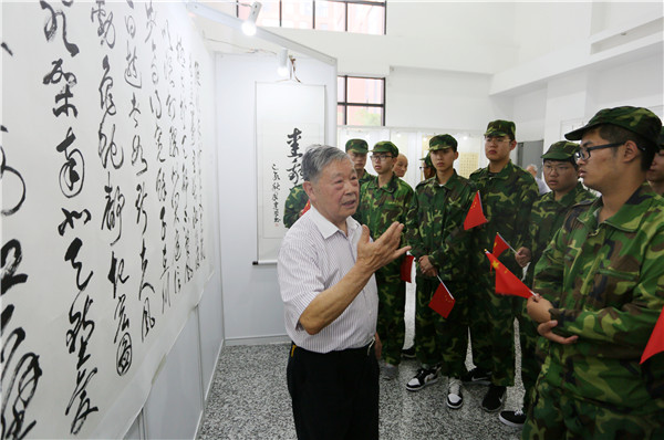 孙信德教授为上海民航职业技术学院学生现场讲授书法知识(高锋摄).jpg 孙信德教授为上海民航职业技术学院学生现场讲授书法知识(高锋摄).jpg